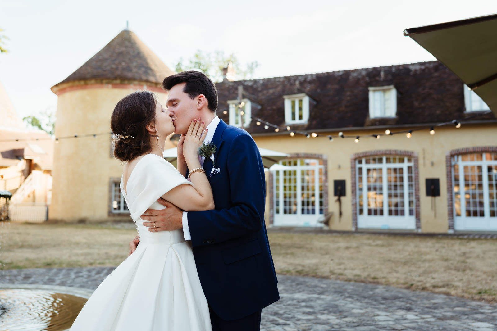 Charlotte et Matthieu s’embrassant le jour de leur mariage, film de mariage cinématographique