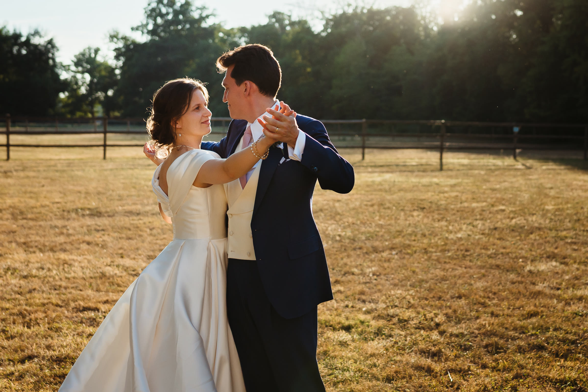 Charlotte et Matthieu dansant dans la lumière de fin de journée lors de leur mariage