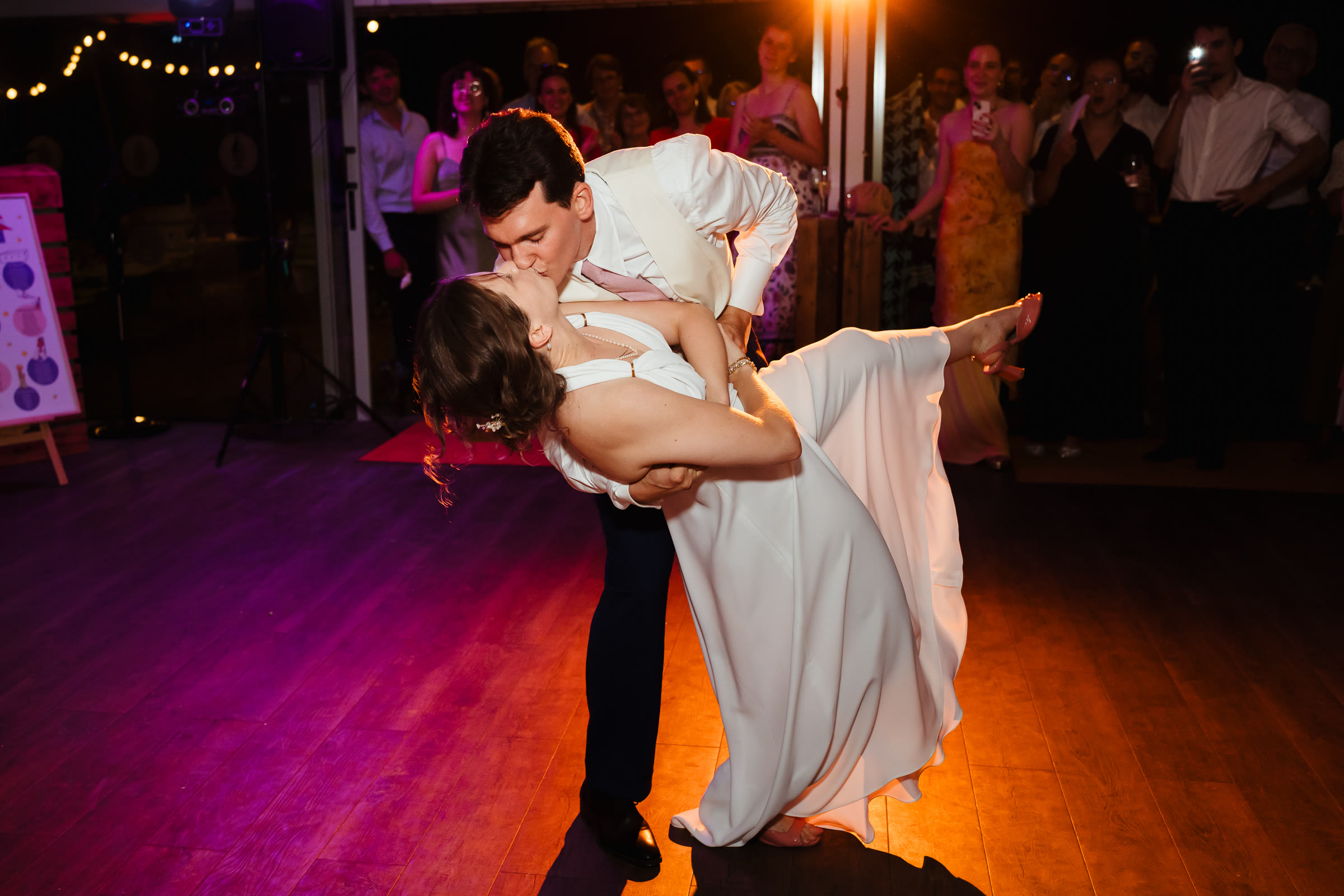 Charlotte et Matthieu s’embrassant pendant leur première danse de mariage